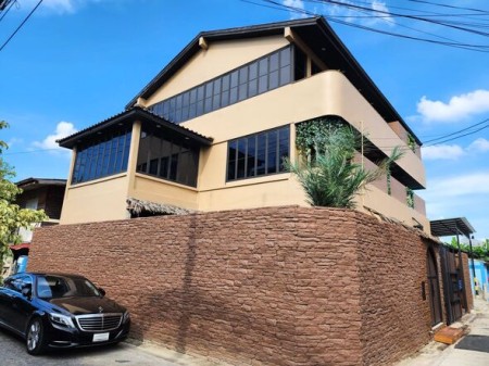 ขาย บ้าน พูลวิลล่าสุดหรู3ชั้น ใกล้รถไฟฟ้าสายสีเหลือง พูลวิลล่าสไตล์รีสอร์ทใกล้อ่อนนุช พร้อมบาร์วิวเมือง180องศา บ้านพูลวิลล่าศรีนครินทร์